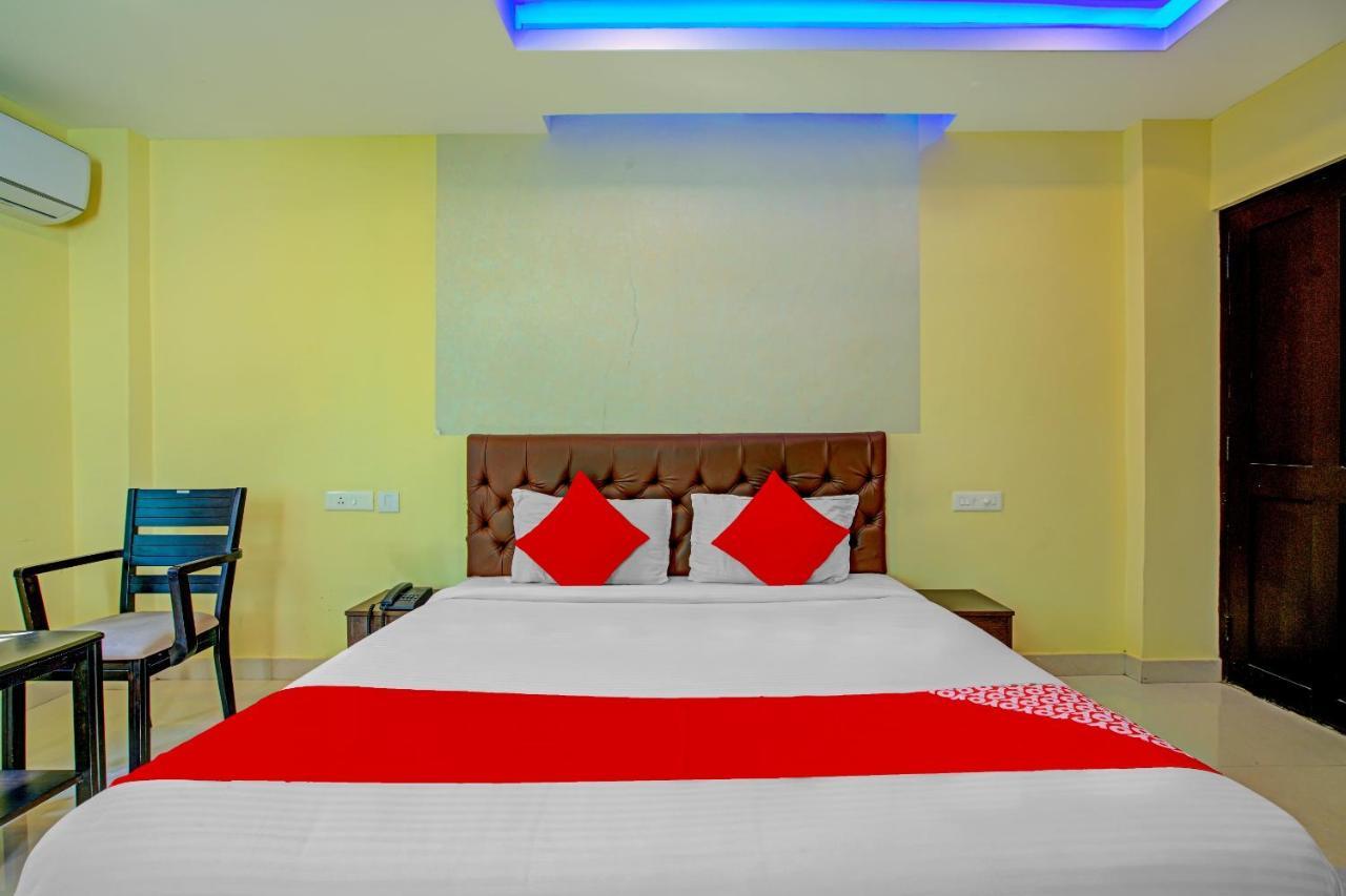 Oyo Flagship 77876 Amigo Suites Kochi ภายนอก รูปภาพ